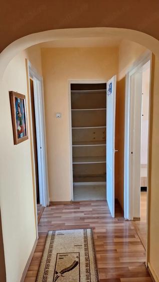 Apartament cu 3 camere semidecomandat în Rogerius