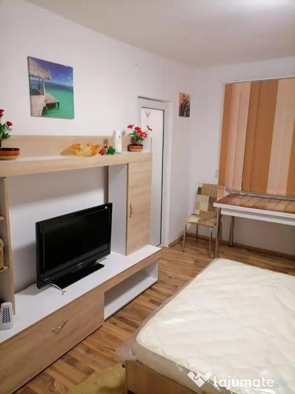 Garsonieră decomandată în Vest