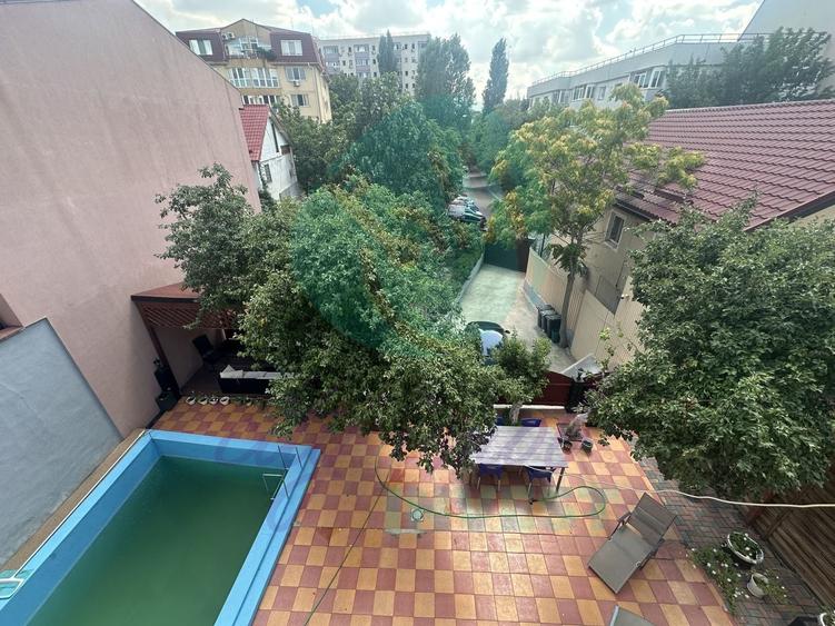 Casă individuală cu 11 camere cu Canalizare în Dristor