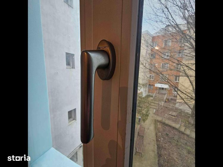 Apartament cu 4 camere decomandat în Central