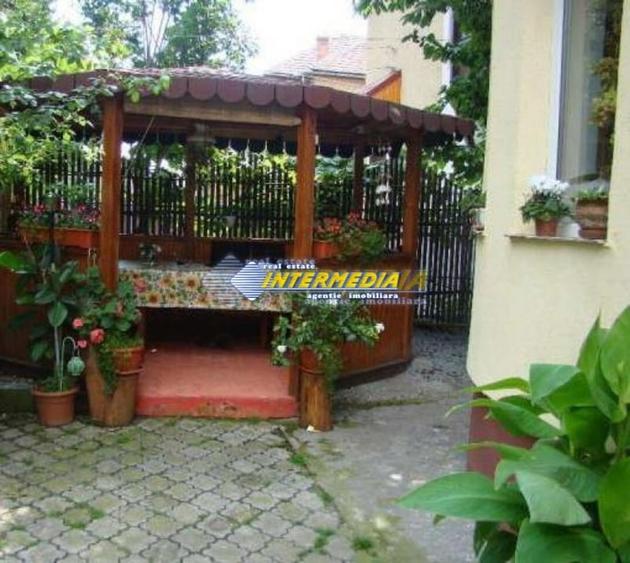 Casă individuală cu 7 camere cu Canalizare în Cetate