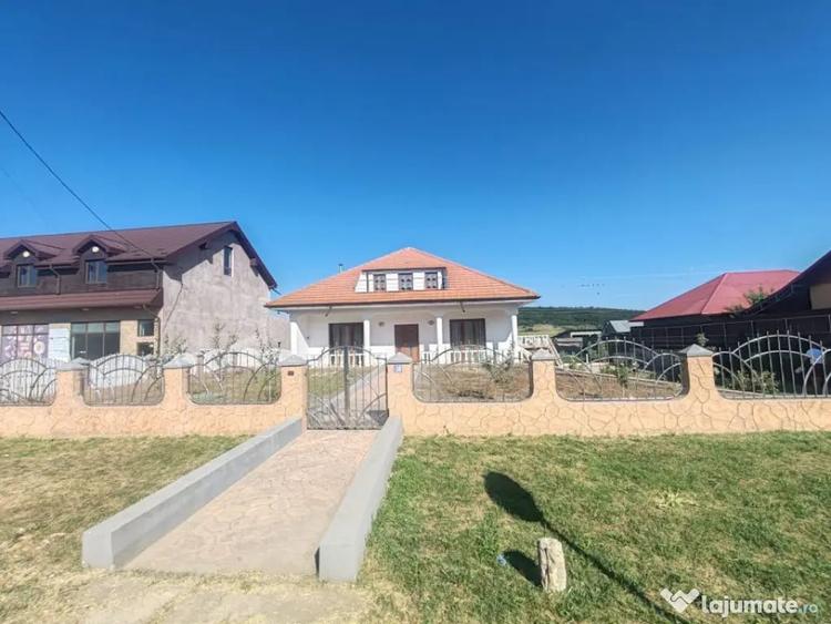 Casă cu 7 camere cu Teren 1000 Mp în Văleni