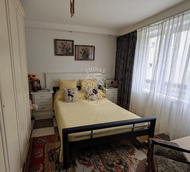 Apartament cu 3 camere semidecomandat în Vest