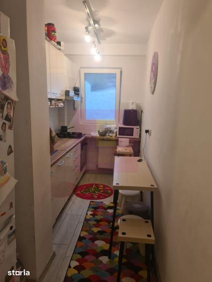 Apartament cu 3 camere semidecomandat în Cuza