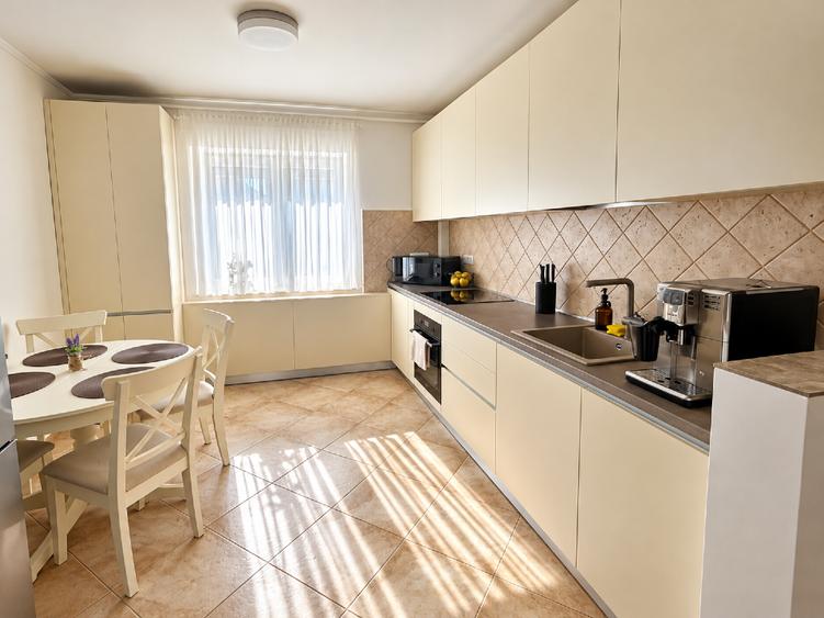Apartament cu 3 camere decomandat, mobilat în Torontalului