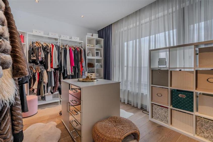 Penthouse cu 3 camere semidecomandat, mobilat în Central