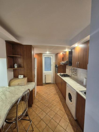 Apartament cu 3 camere semidecomandat în Centrul Civic