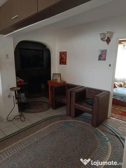 Apartament cu 4 camere decomandat în Sud