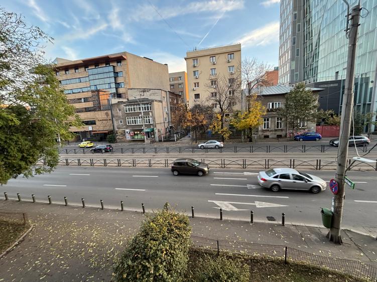 Apartament cu 2 camere decomandat în P-ța Victoriei