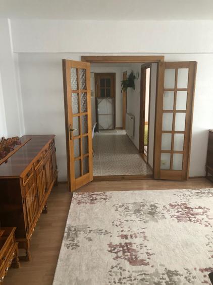 Apartament cu 3 camere semidecomandat în Central