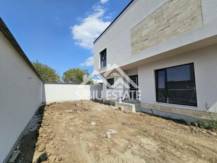 Duplex cu 4 camere cu Canalizare în Șelimbăr