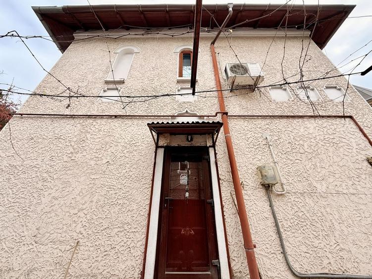 Casă cu 6 camere cu Canalizare în Regie