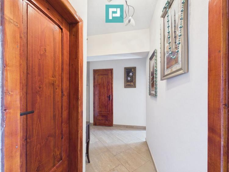 Apartament cu 3 camere semidecomandat, mobilat în Central