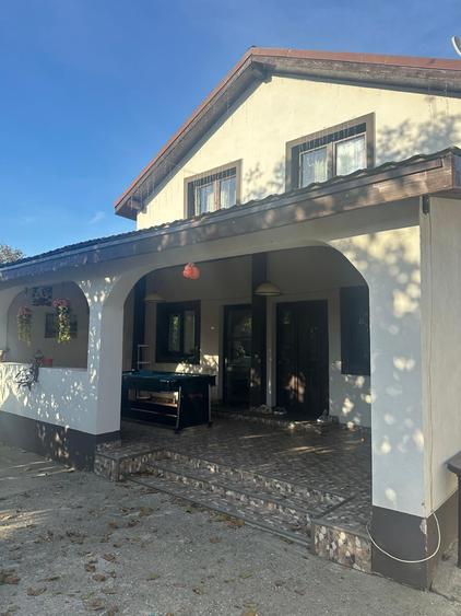 Casă individuală cu 4 camere cu Canalizare în Vărăști