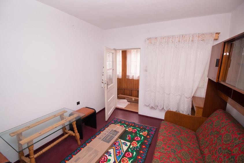 Casă cu 7 camere cu Canalizare în Poiana Țapului