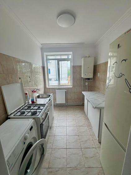 Apartament cu 2 camere semidecomandat în Podu Roș