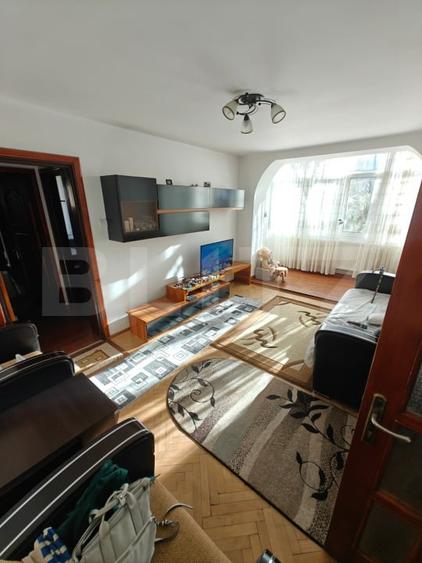 Apartament cu 3 camere semidecomandat, mobilat în Calea București