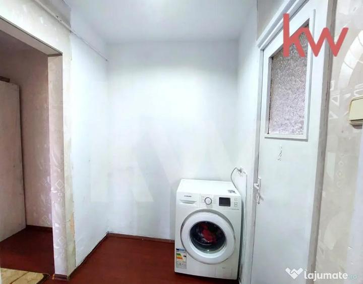 Apartament cu 3 camere semidecomandat, mobilat în Calea București