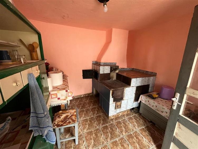 Casă individuală cu 6 camere cu Teren 5900 Mp în Est