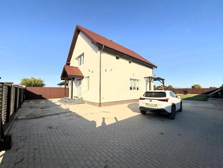 Casă cu 5 camere cu Teren 648 Mp în Sânpetru