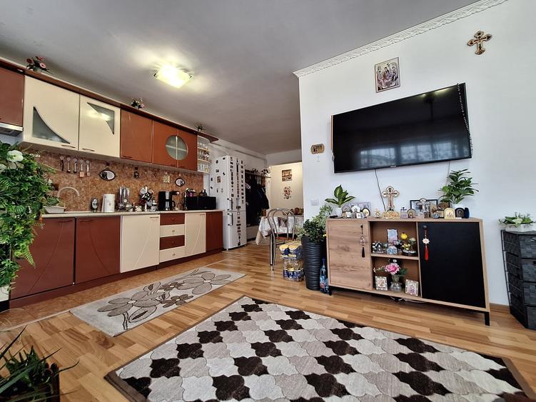 Apartament cu 3 camere semidecomandat, mobilat în Florești — fotografia 3