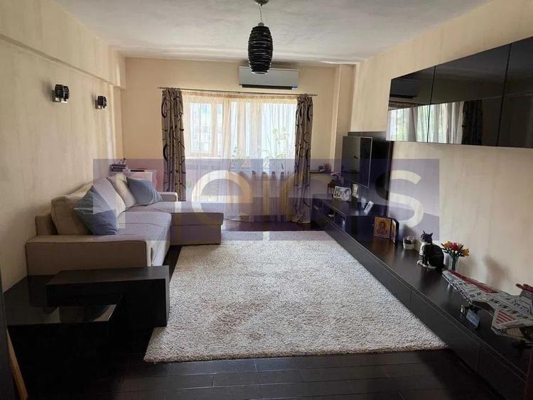 Apartament cu 4 camere decomandat, mobilat în Decebal