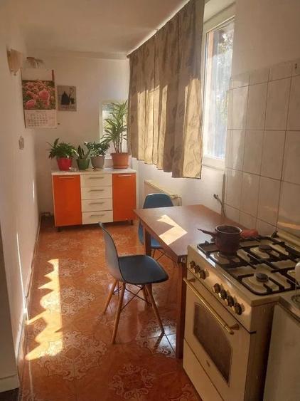 Apartament cu 2 camere semidecomandat, mobilat în Podul de Fier