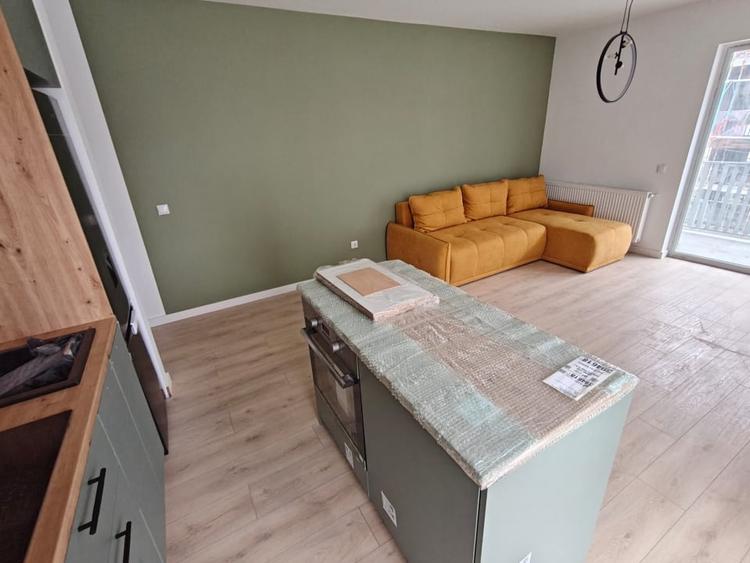 Apartament cu 3 camere semidecomandat în Florești