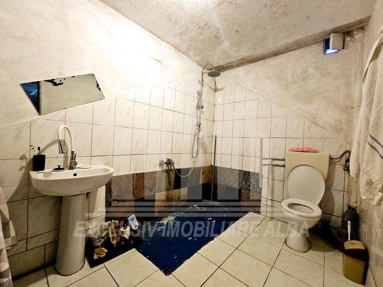 Casă individuală cu 6 camere cu Canalizare în Sud-Vest