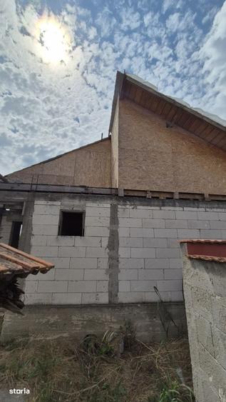Casă cu 4 camere în Lumina