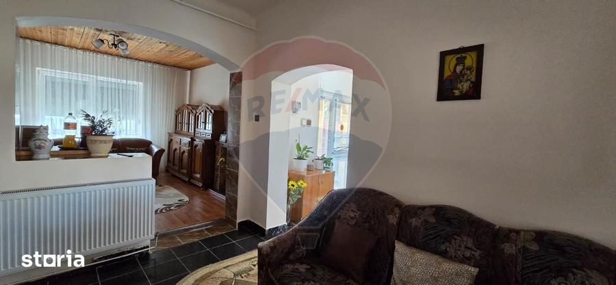Casă cu 6 camere cu Teren 700 Mp în Central