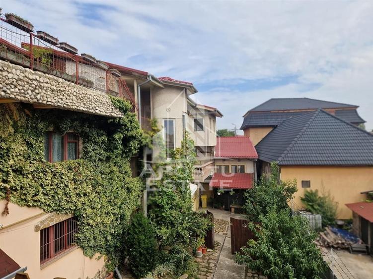 Casă individuală cu 17 camere cu Canalizare în Pârneava