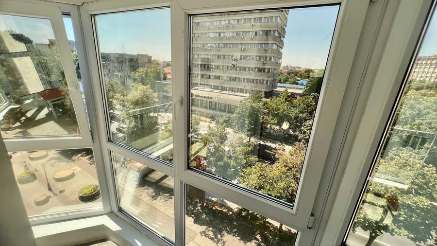 Apartament cu 3 camere decomandat în Capitol