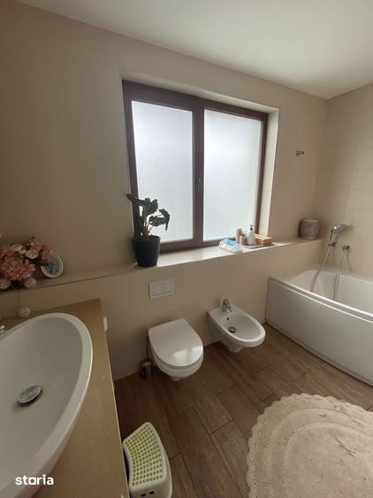 Casă cu 5 camere cu Teren 207 Mp în Florești
