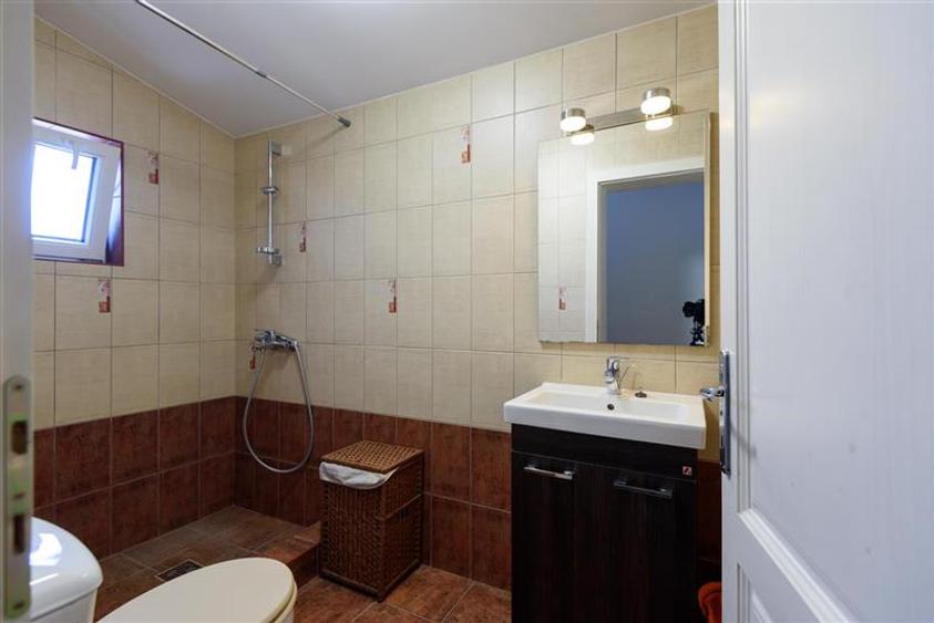 Casă individuală cu 10 camere cu Canalizare în Baciu
