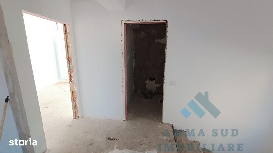 Casă cu 10 camere cu Teren 700 Mp în Furnica