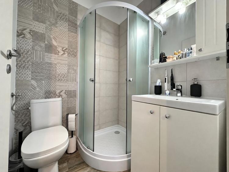 Apartament cu 3 camere semidecomandat, mobilat în Girocului