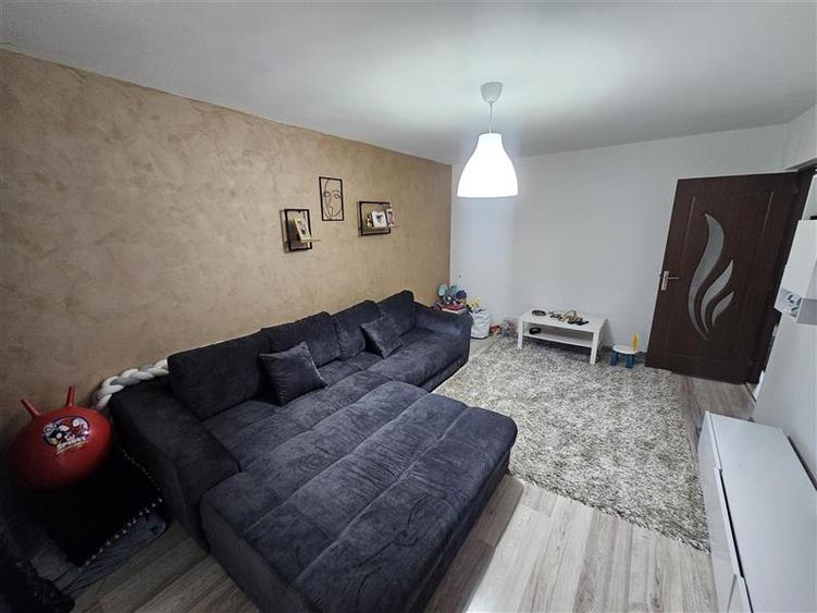 Apartament cu 3 camere decomandat, mobilat în Micro IV