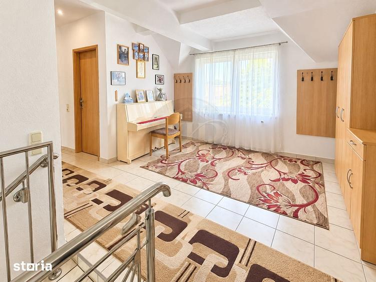 Casă cu 7 camere cu Teren 1500 Mp în Sâncel