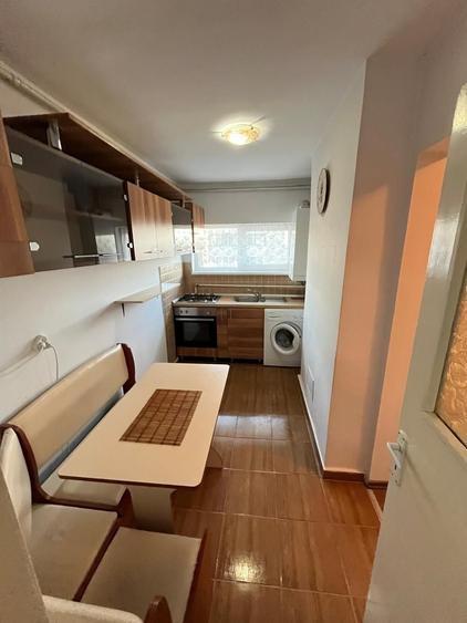 Apartament cu 3 camere decomandat, mobilat în Central