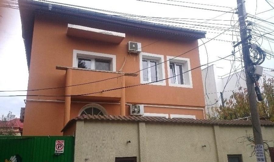 Casă cu 11 camere cu Garaj în Domenii