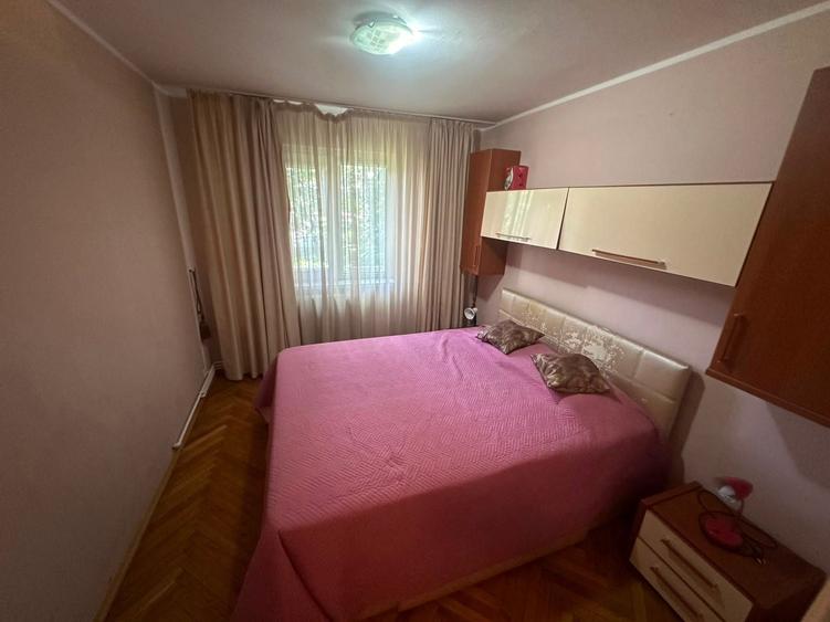 Apartament cu 3 camere semidecomandat în Podul de Piatră