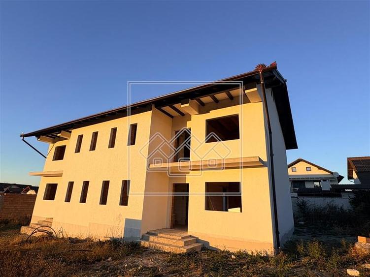 Duplex cu 4 camere cu Teren 250 Mp în Șelimbăr