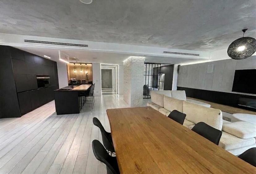 Penthouse cu 5 camere semidecomandat, mobilat în Șoseaua Nordului