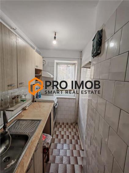 Apartament cu 3 camere semidecomandat în Micro 14