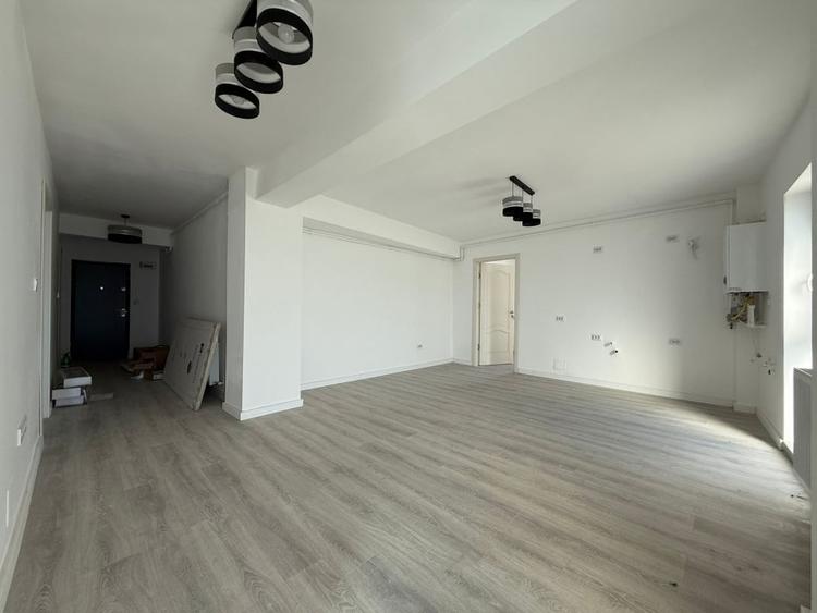Apartament cu 3 camere semidecomandat în Dâmbul Rotund