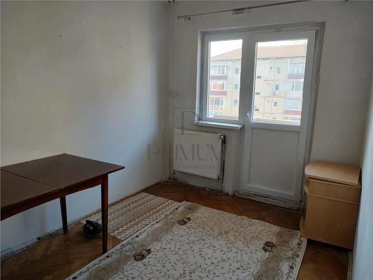Apartament cu 4 camere decomandat în Girocului