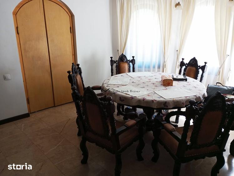 Casă cu 6 camere cu Teren 670 Mp în Florilor