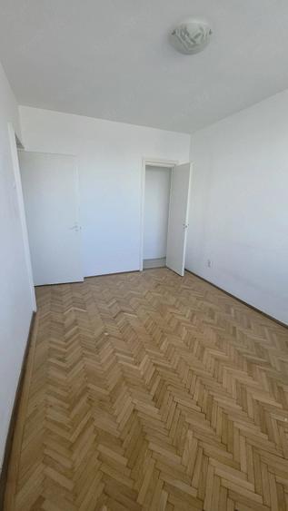 Apartament cu 3 camere semidecomandat în 1 Mai