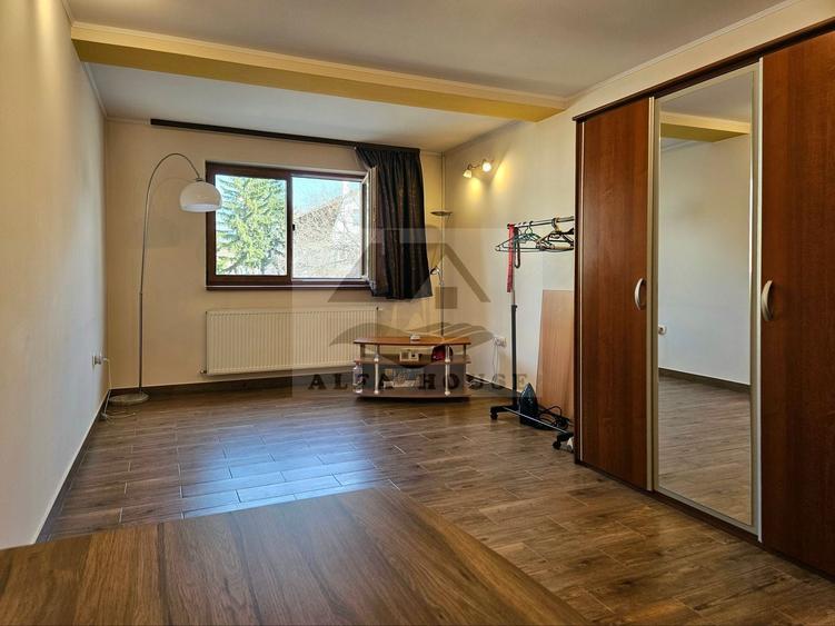 Casă individuală cu 11 camere cu Canalizare în Blumăna